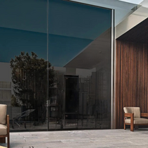 Très grande baie vitré noire avec un effet miroir