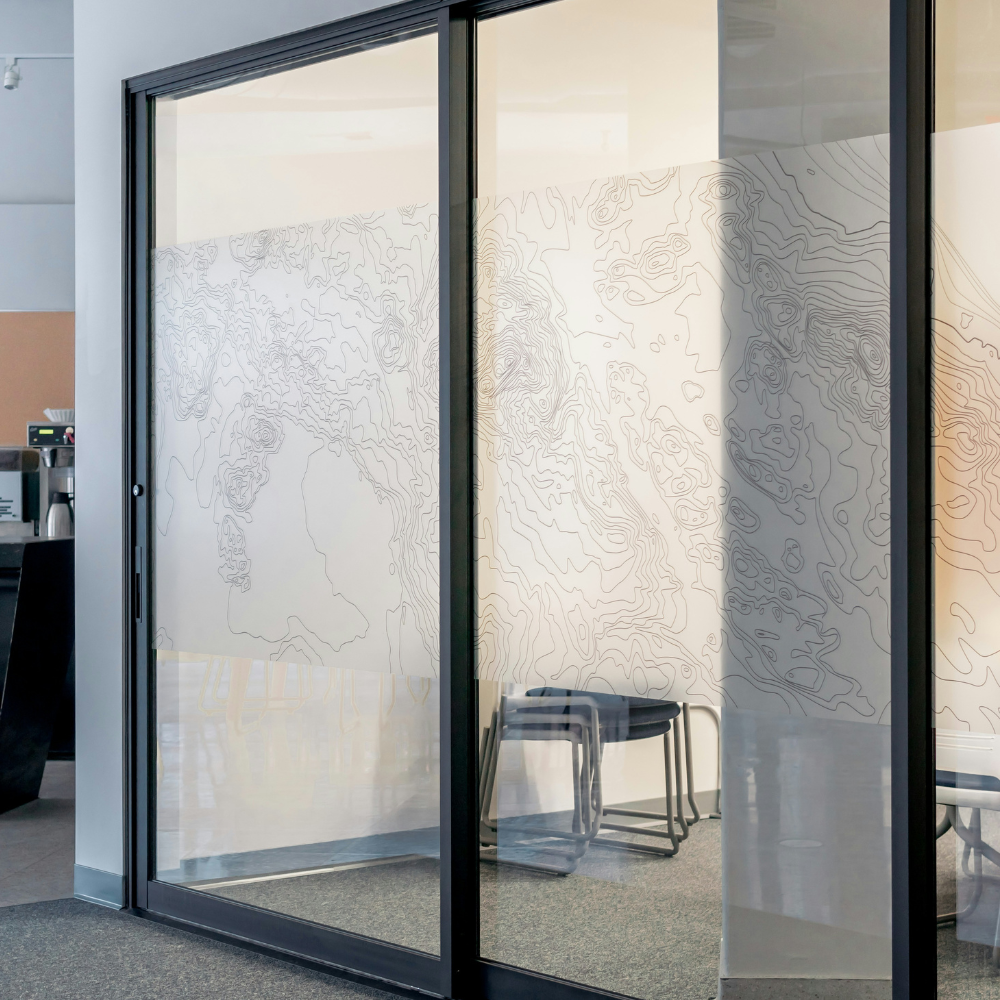 Salle de réunion vitrée avec des bandes de film dépoli avec motif