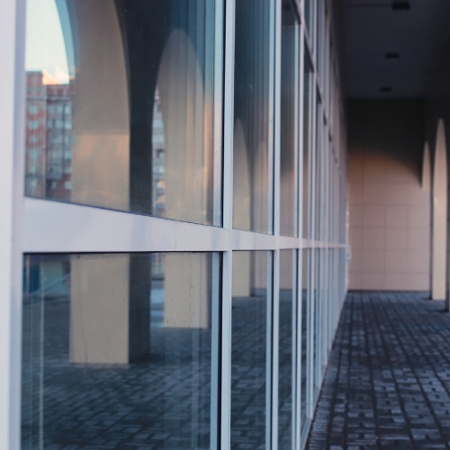 Vitre d'un bâtiments avec des films effets miroir pour fenêtre