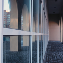 Vitre d'un bâtiments avec des films effets miroir pour fenêtre