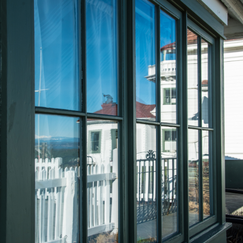 Fenêtre extérieur d'une maison avec des films miroir qui empêchent de voir l'intérieur de la maison