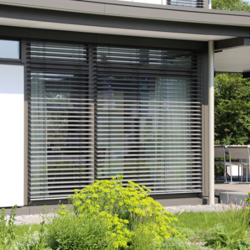 fenêtre équipé de stores extérieurs