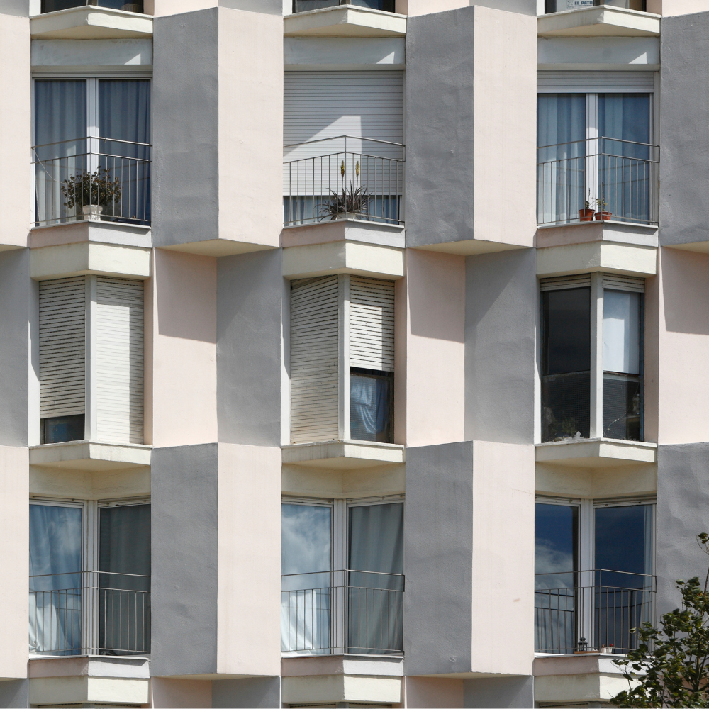 Immeuble avec des fenêtres en forme de pointe