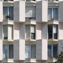 Immeuble avec des fenêtres en forme de pointe