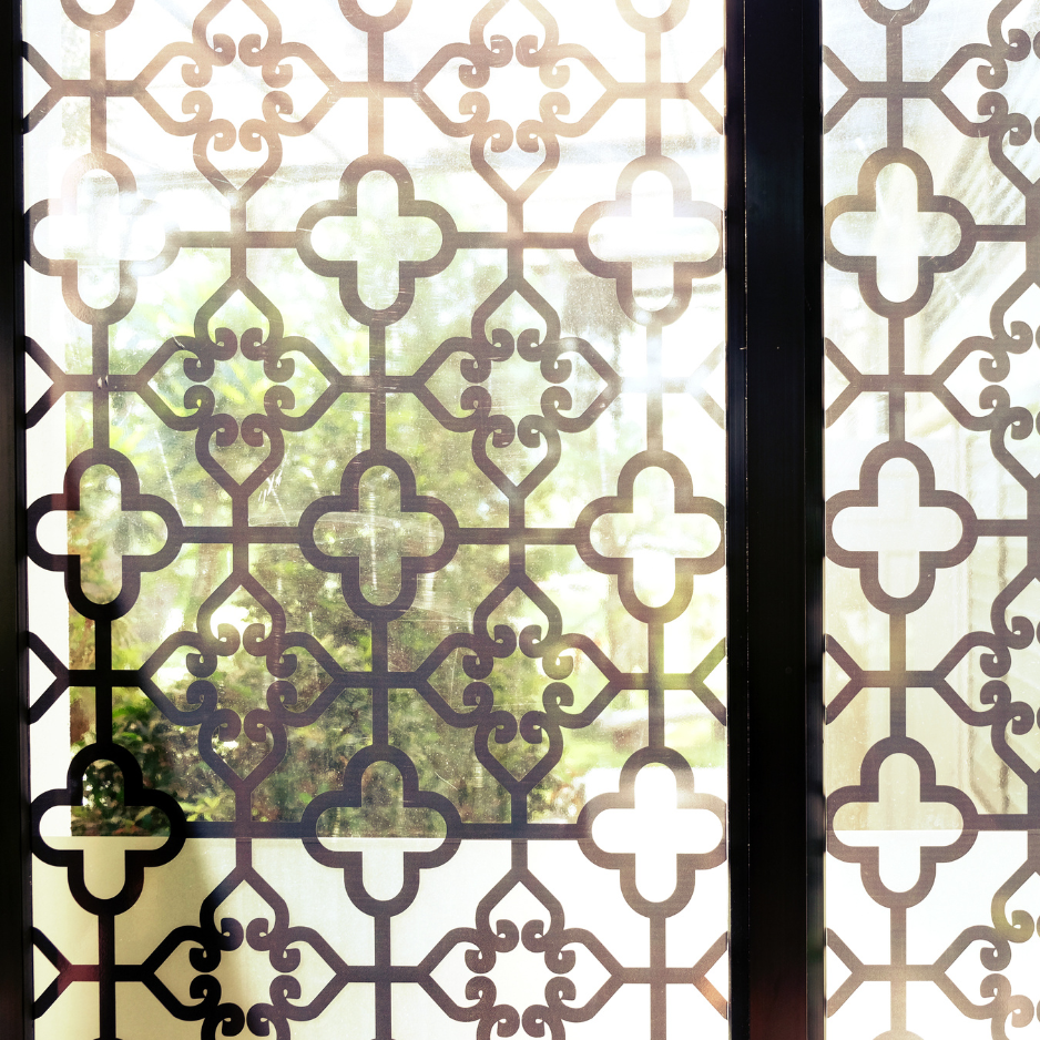 deux vitres équipés de deux films décoratifs pour fenêtre à motif de fleurs