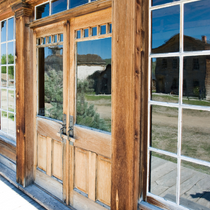 porte d'entrée et des fenêtres avec des petits carreaux avec des films miroir noir