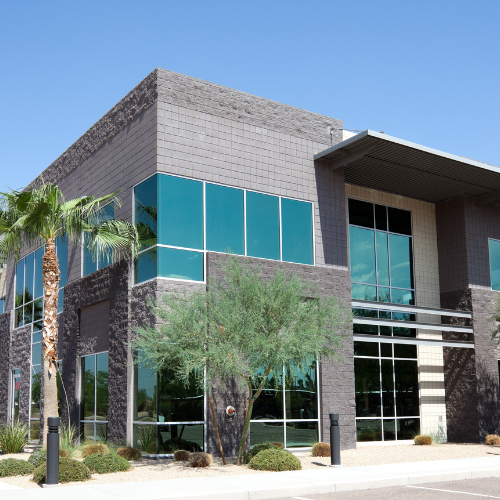 Locaux ensoleillée avec des film miroir vert pour fenêtre