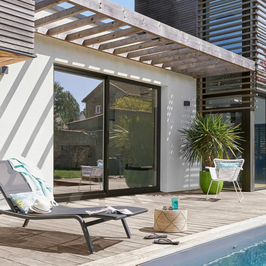 maison récente avec des films miroir pour fenêtres gris argent