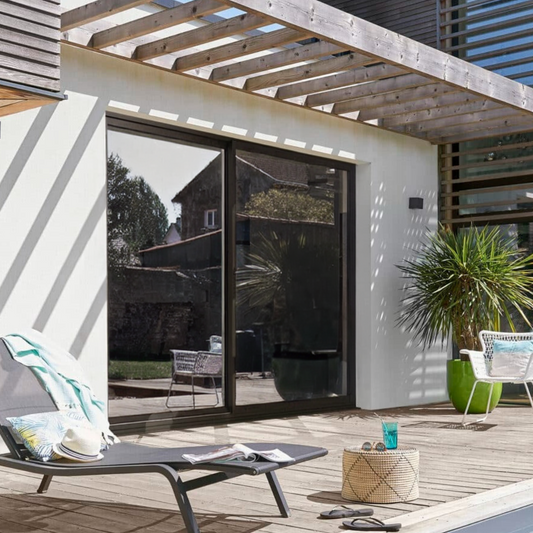 maison avec une baie vitré équipé de film miroir noir