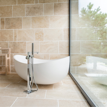 salle de bain avec une baignoire donnant sur une grande fenêtre 