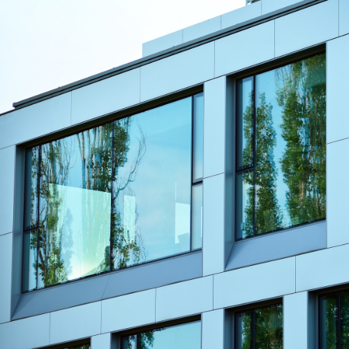 maison avec des vitres teinté verte avec un effet miroir